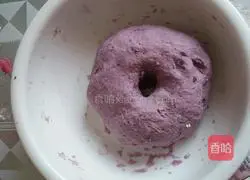 Illustration of how to make Chinese Valentine's Day rose rolls 3