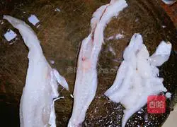 Illustration of how to make dragon head fish and ham spring rolls 2