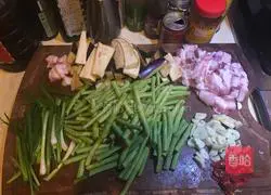 Illustration of how to make eggplant, beans, pork belly and braised rice 1