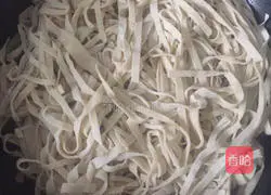 Illustration of how to make braised beans and noodles 9