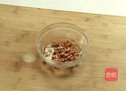 Illustration of how to make red dates and peanut porridge 1