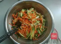 Illustration of how to make fried puff pastry spring rolls 1