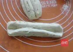 Illustration of how to make scallion rolls 11