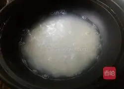 Illustration of how to make chicken whole leg and mushroom claypot rice 12