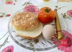 Illustration of how to make tomato, egg and ham hamburgers 1