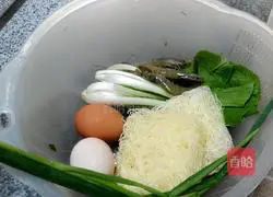 Illustration of how to make fried rice noodles with eggs 1 