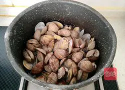 Illustration of how to make leek and clam seafood soup 4