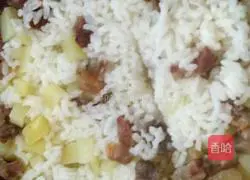 Illustration of how to make potato and sausage braised rice 7