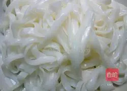 Illustration of how to make fried rice noodles with eggs 1