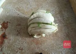 Illustration of how to make onion-flavored flower rolls 14