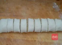 Illustration of how to make butter and green onion rolls 4