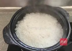 Illustration of how to make sausage claypot rice 3