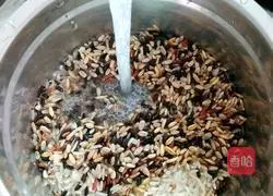 Illustration of how to make seven-color brown rice and sweet potato porridge 3