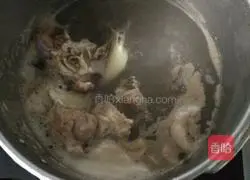 Illustration of how to make large-bone scallop and mushroom porridge 2