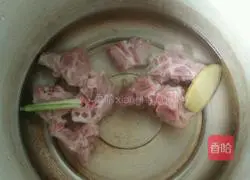 Illustration of how to make braised pork ribs with rice 1