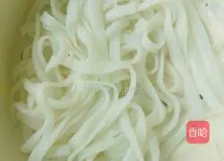 Illustration of how to make fried rice noodles with green vegetables 2