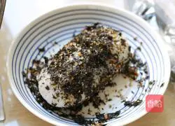 Illustration of how to make egg and salmon rice balls 12