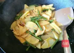 Illustration of how to make braised noodles with potatoes and beans 11