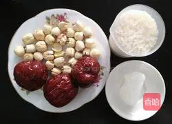 Illustration of how to make red dates and lotus seeds porridge 1