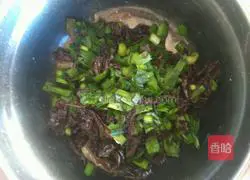 Illustration of how to make paper-thin spring rolls 1