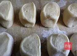 Illustration of how to make spring roll wrappers 3