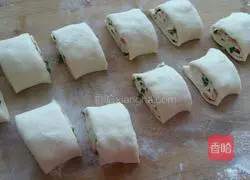 Illustration of how to make scallions and ham rolls 9