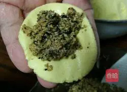 Illustration of how to make salty Yuanxiao with peanuts, black sesame and yellow rice noodles 8