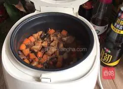 Illustration of how to make braised pork belly rice 19