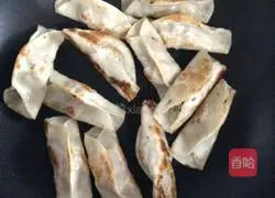 Illustration of how to make crispy pot stickers 8