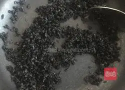 Illustration of how to make black sesame and peanut dumplings 1