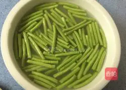 Illustration of how to make stir-fried meatloaf with green beans 2