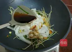 Illustration of how to make fried rice noodles with eggs and silver sprouts 6