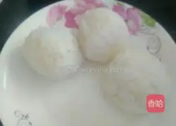 Illustration of how to make three-shredded pork rice balls 5