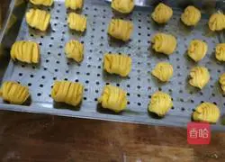 Illustration of how to make pumpkin flower rolls 7