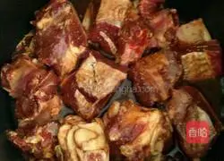 Illustration of how to cook beef ribs in a rice cooker 4