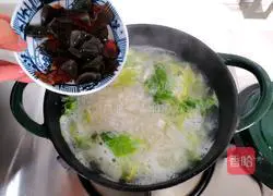 Illustration of how to make preserved egg and vegetable porridge 5