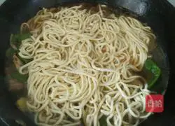 Illustration of how to make braised beans and noodles 3