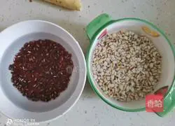 Illustration of how to make barley, yam and red date porridge 2