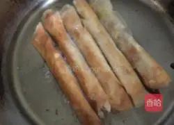 Illustration of how to make spring rolls with onion and shredded pork 17