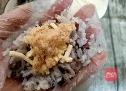 Illustration of how to make cheese and meat floss rice balls 7
