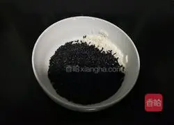 Illustration of how to make black glutinous rice and red date porridge 3
