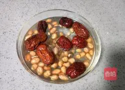 Illustration of how to make red dates and peanut rice porridge 2