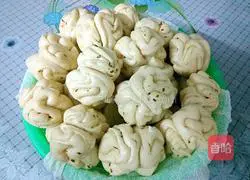 Illustration of how to make scallion rolls 16