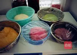 Illustration of how to make colorful flower rolls 6