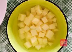 Illustration of making braised rice with sausage and potatoes 2