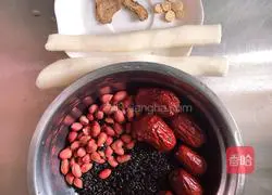 Illustration of how to make yam and black rice medicated porridge (blood and qi nourishing) 1