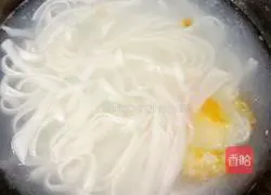 Egg Lean Meat Soup Illustration of how to make rice noodles 5