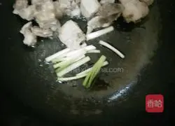 Illustration of how to make braised pork ribs and taro rice 5