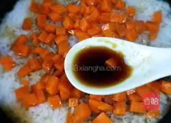 Illustration of making mushroom and chicken claypot rice 14