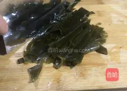 Illustration of how to make green vegetable, kelp and millet porridge 1